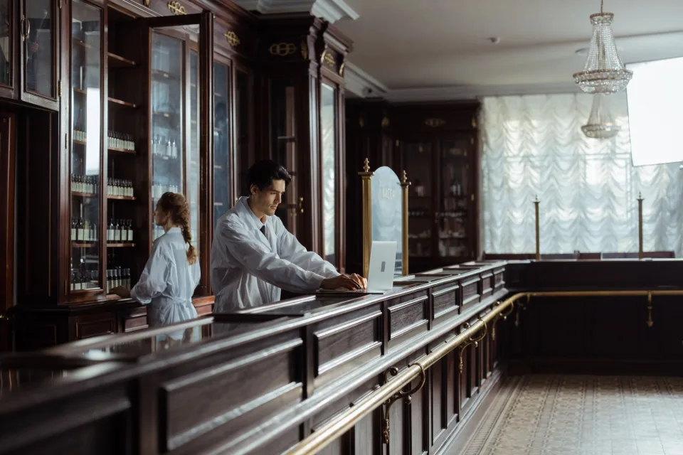 Dược sĩ tư vấn tại quầy
